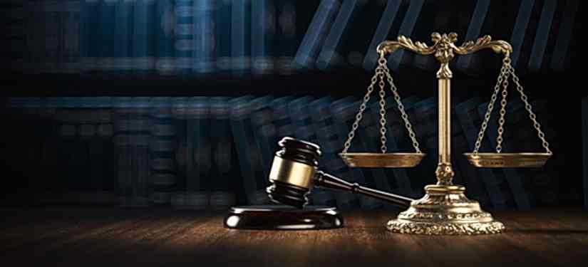 Hukuk davaları nelerdir? ve hukuk davaları için terazi simgesi bulunur masanın üzerinde.