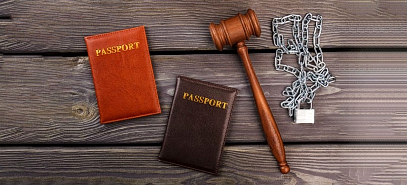 İnsanları sınır dışı (deport) eden hakime ait tokmak ve insanlara ait pasaportlar.