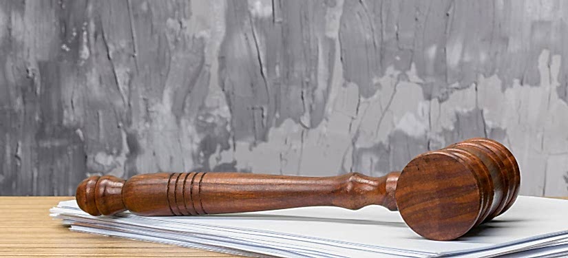 Dönmez Ankara hukuk bürosu avukatı tarafından tokmağın altında bulunan kağıtlar ile Adli sicil kaydı sildirme işlemi yapılır.